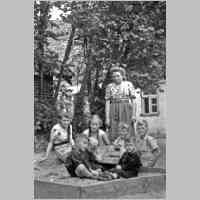 026-0021 Die Kinder Hanau im Sandkasten neben dem Wohnhaus, unter Aufsicht des Pflichtjahrmaedchens Irene Paschareit.jpg